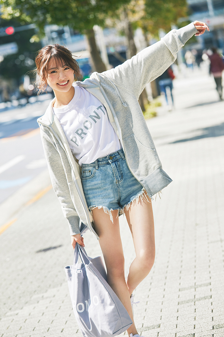 『プロント』新ロゴTシャツ（志田友美）