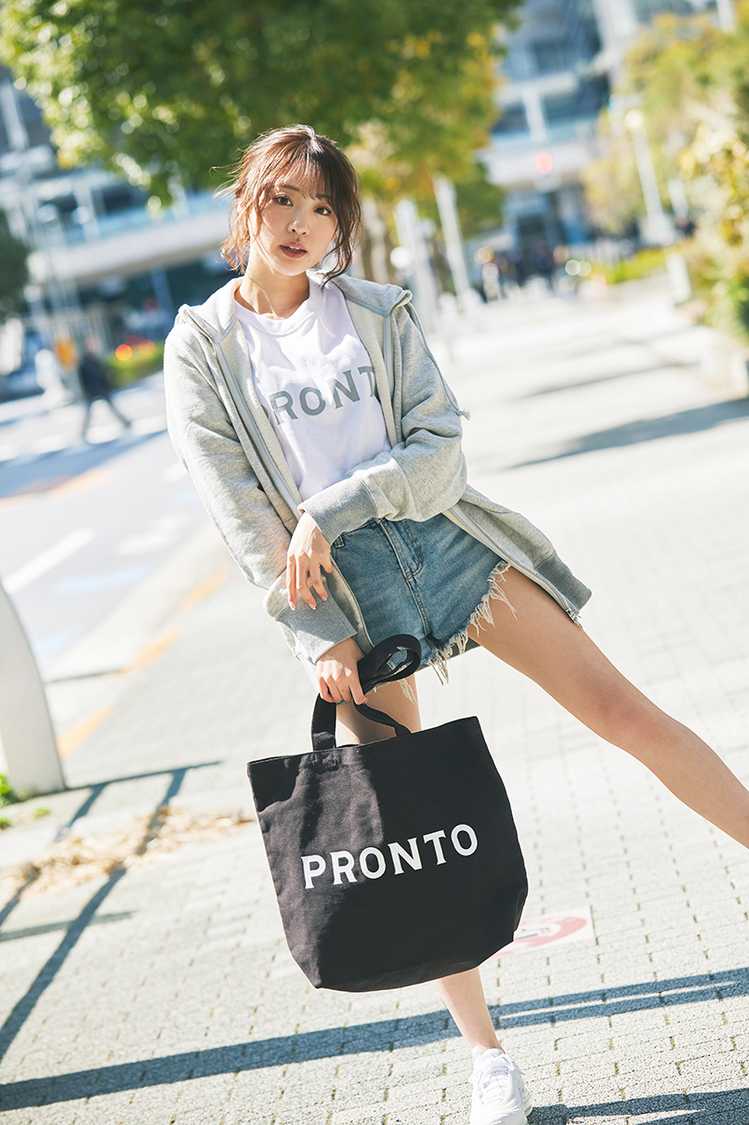 『プロント』新ロゴTシャツ（志田友美）