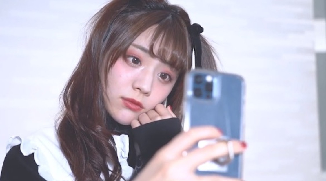 貴島明日香公式YouTubeチャンネル『あすかさんち。』「”あすメロ”爆誕「彼氏にはGPSを…」スペシャルインタビュー【エイプリルフール】」より