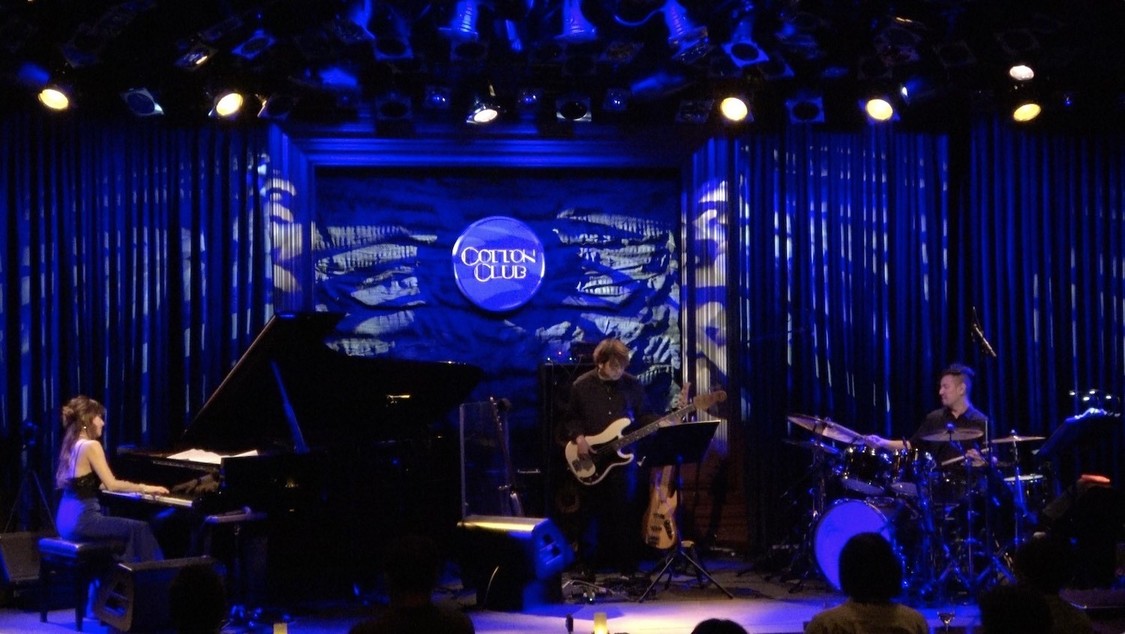 動画「【TAKE FIVE】House Version LIVE at Cotton Club Tokyo 騙し絵みたいな「テイクファイブ」/高木里代子（p） 勝矢匠（b）山内陽一朗（dr）」より