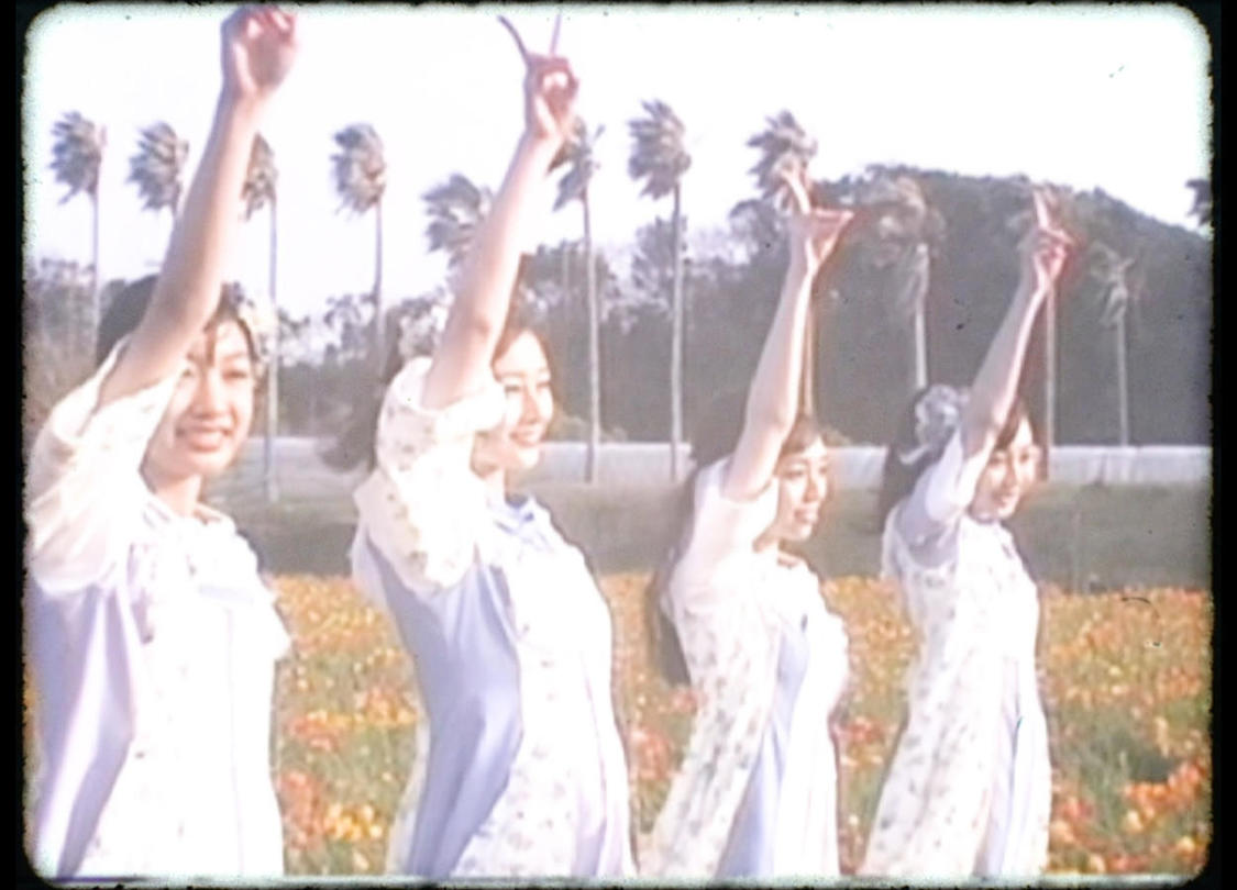 「スマイルフラワー」MVより