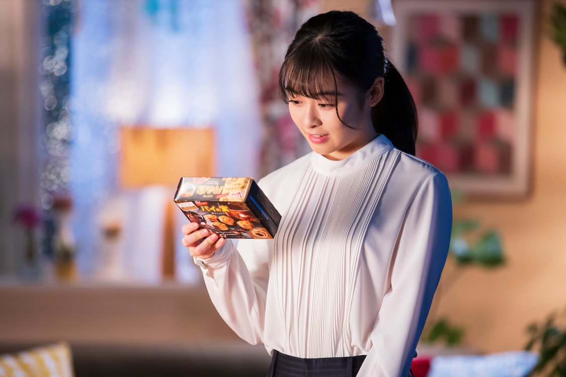 ロッテ『チョコを味わうパイの実<深みショコラ>』新TVCM「パイの実 ショコラひとり占め」篇より