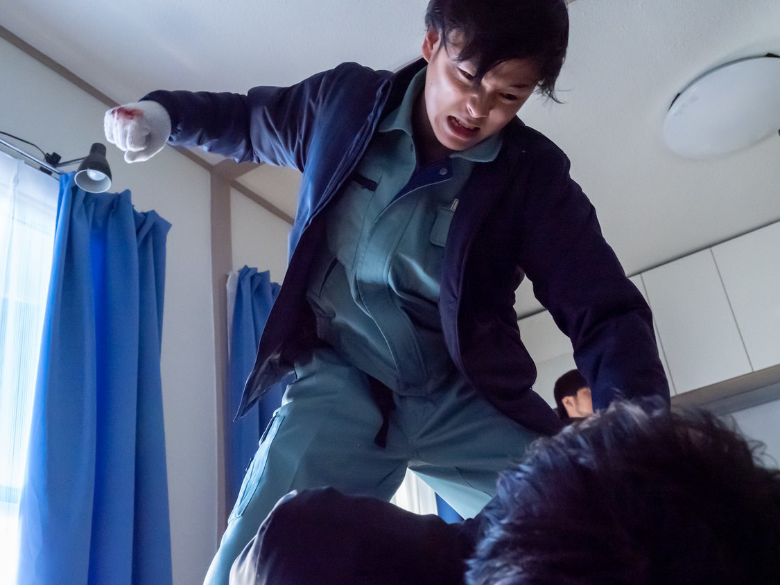 ©2021「聖なる蝶　赤い部屋」製作委員会