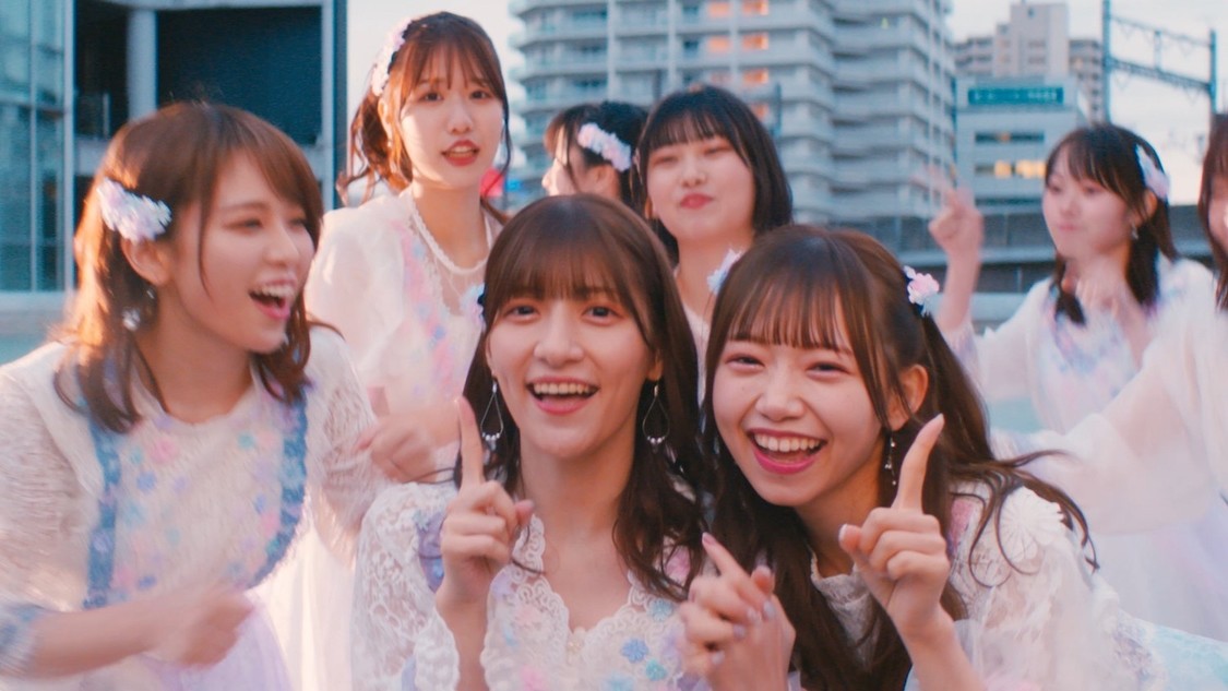 「瞳キラキラ」MVより