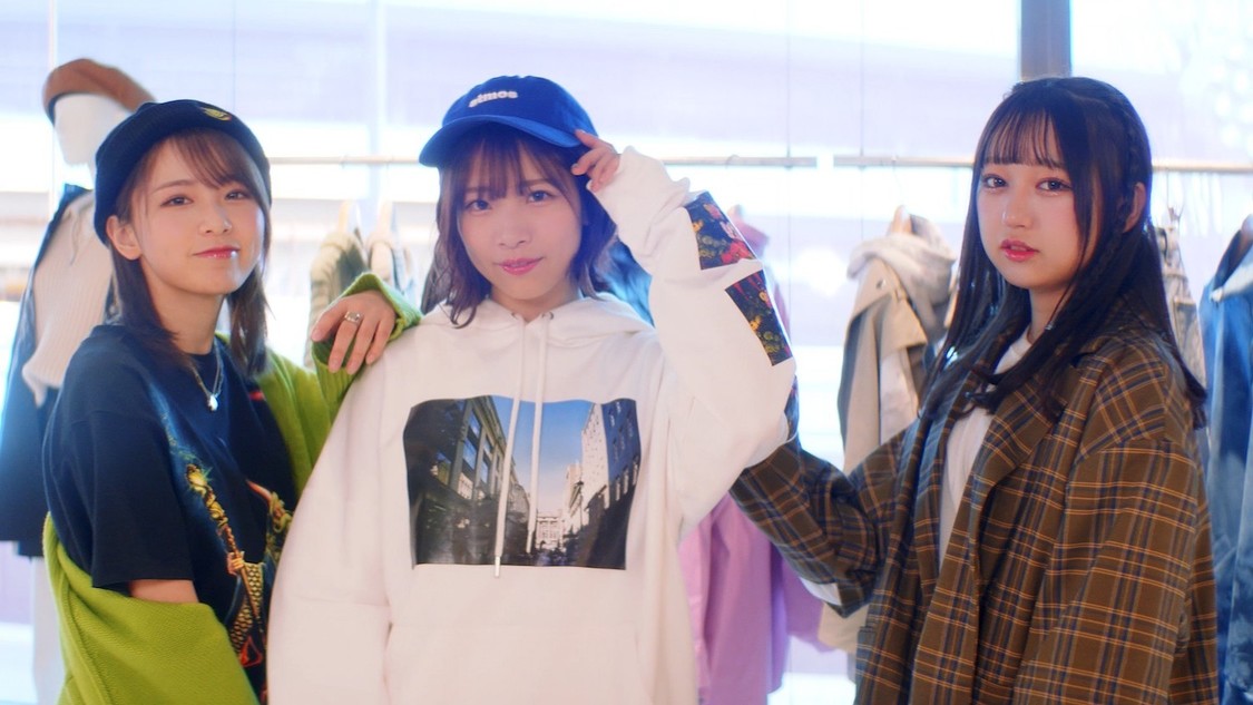 「瞳キラキラ」MVより