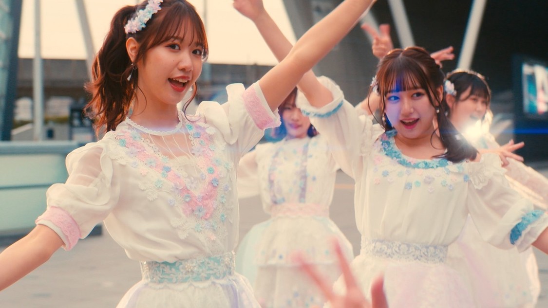 「瞳キラキラ」MVより