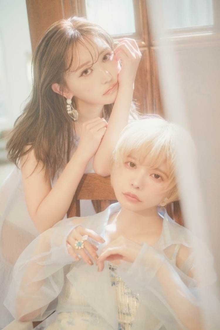 菅野結以、益若つばさ（『PECHE 002』より）