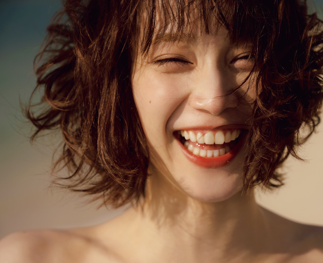 中村ゆりか 1st写真集『Over the moon』収録カット（©SDP）