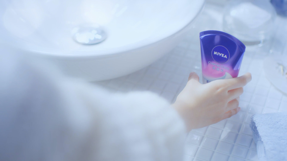 Webムービー「ニベアは違う、そうじゃない」より