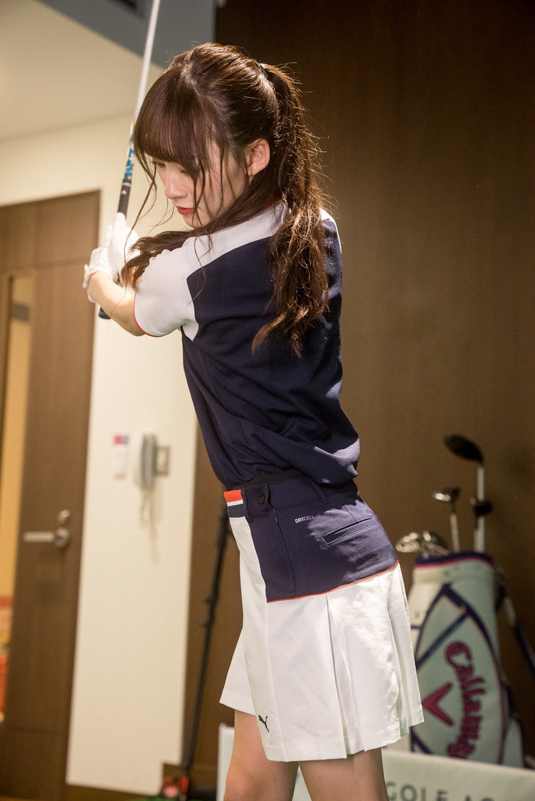 真剣な表情でクラブを振る音嶋莉沙