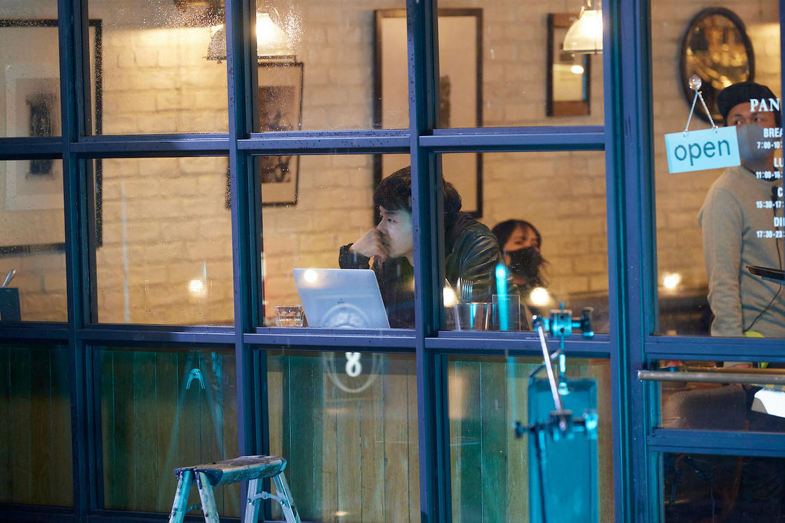 電⼦マンガ『ピッコマ』新TV-CM「アメハナカラス」篇 第1話／第2話より