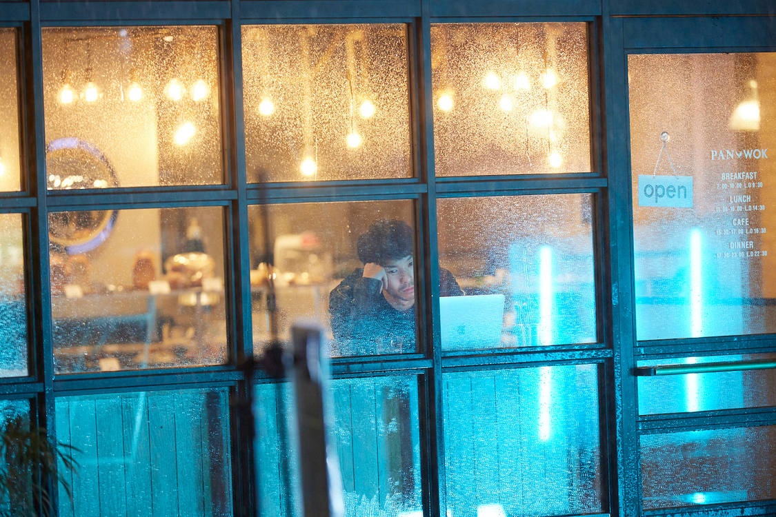 電⼦マンガ『ピッコマ』新TV-CM「アメハナカラス」篇 第1話／第2話より