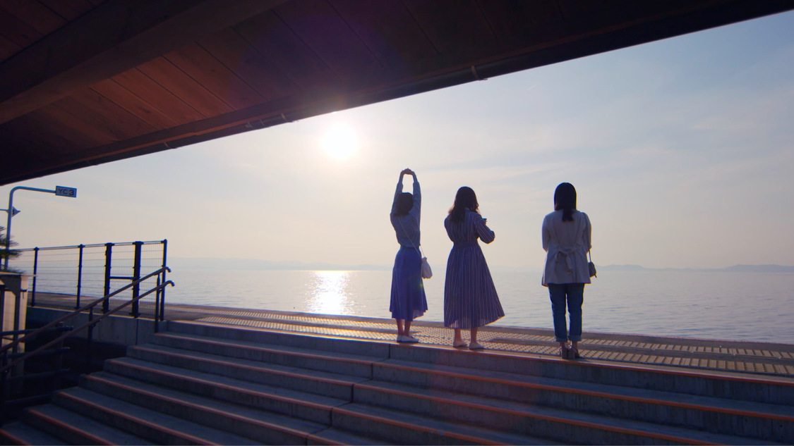 「君とどこかへ行きたい – つばめ選抜」MVより（©Mercury）