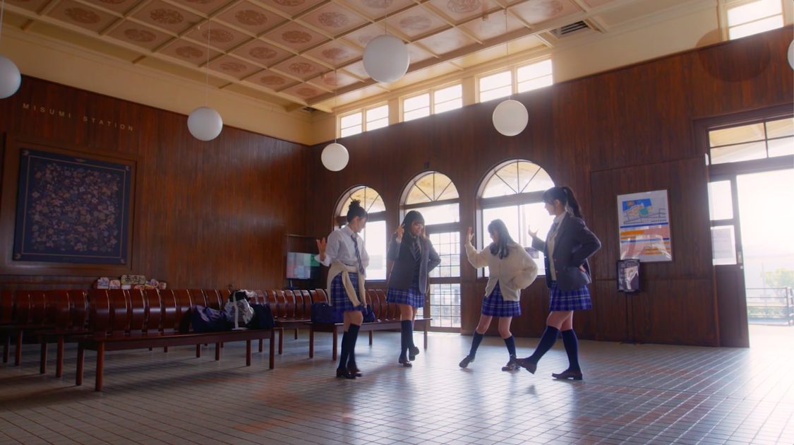 「君とどこかへ行きたい – みずほ選抜」MVより（©Mercury）