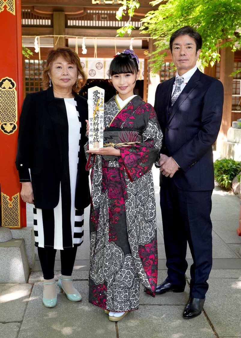 愛宕神社でのヒット祈願より（右から樋口義高、望月琉叶、幸田りえ）