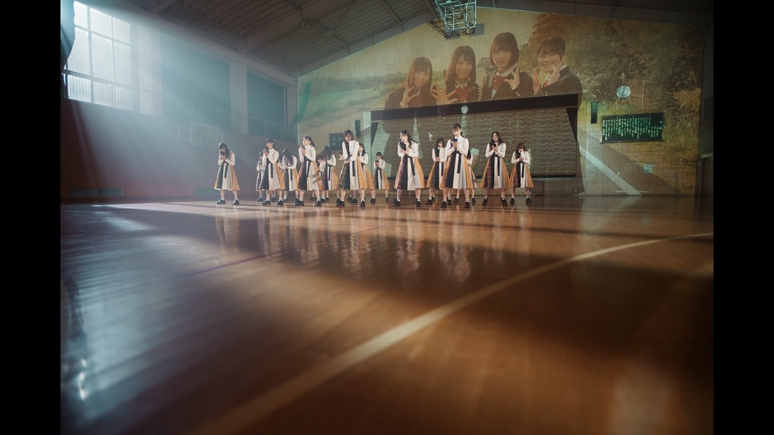 日向坂46「声の足跡」MVより