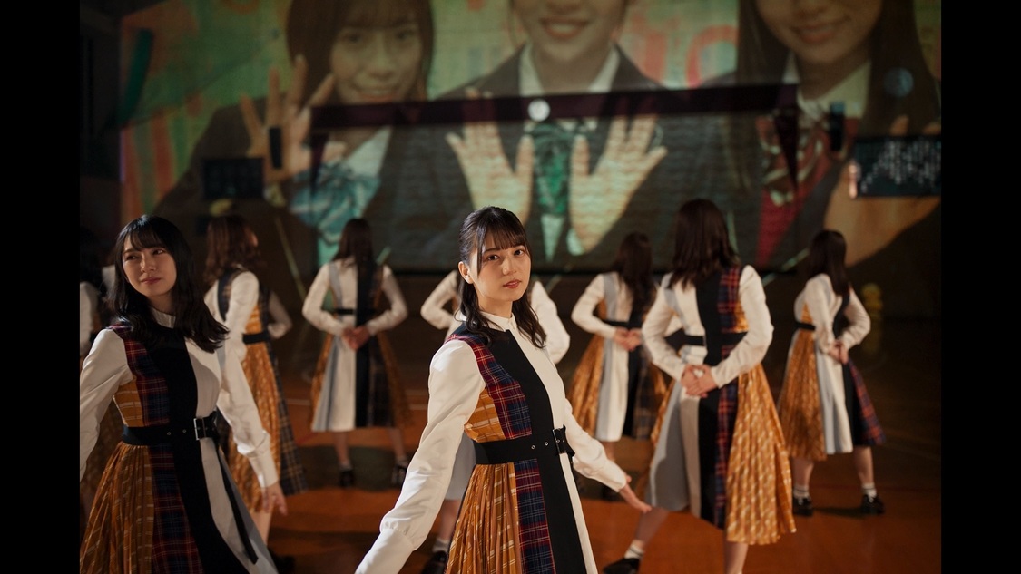 日向坂46「声の足跡」MVより