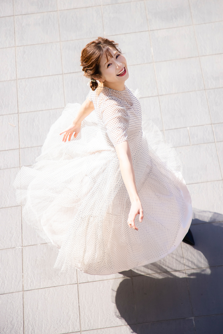 『谷川愛梨1st写真集 愛梨』より（（C）KADOKAWA（C）Showtitle　撮影：TANAKA TOMOHISA）