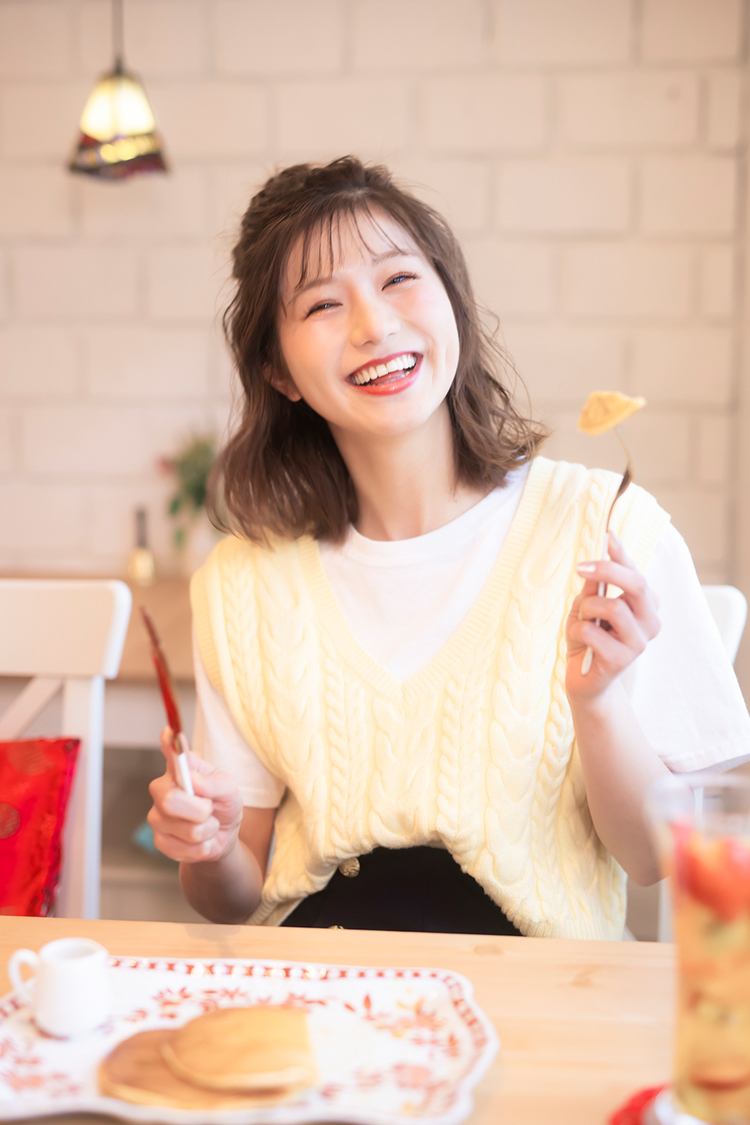 『谷川愛梨1st写真集 愛梨』より（（C）KADOKAWA（C）Showtitle　撮影：TANAKA TOMOHISA）