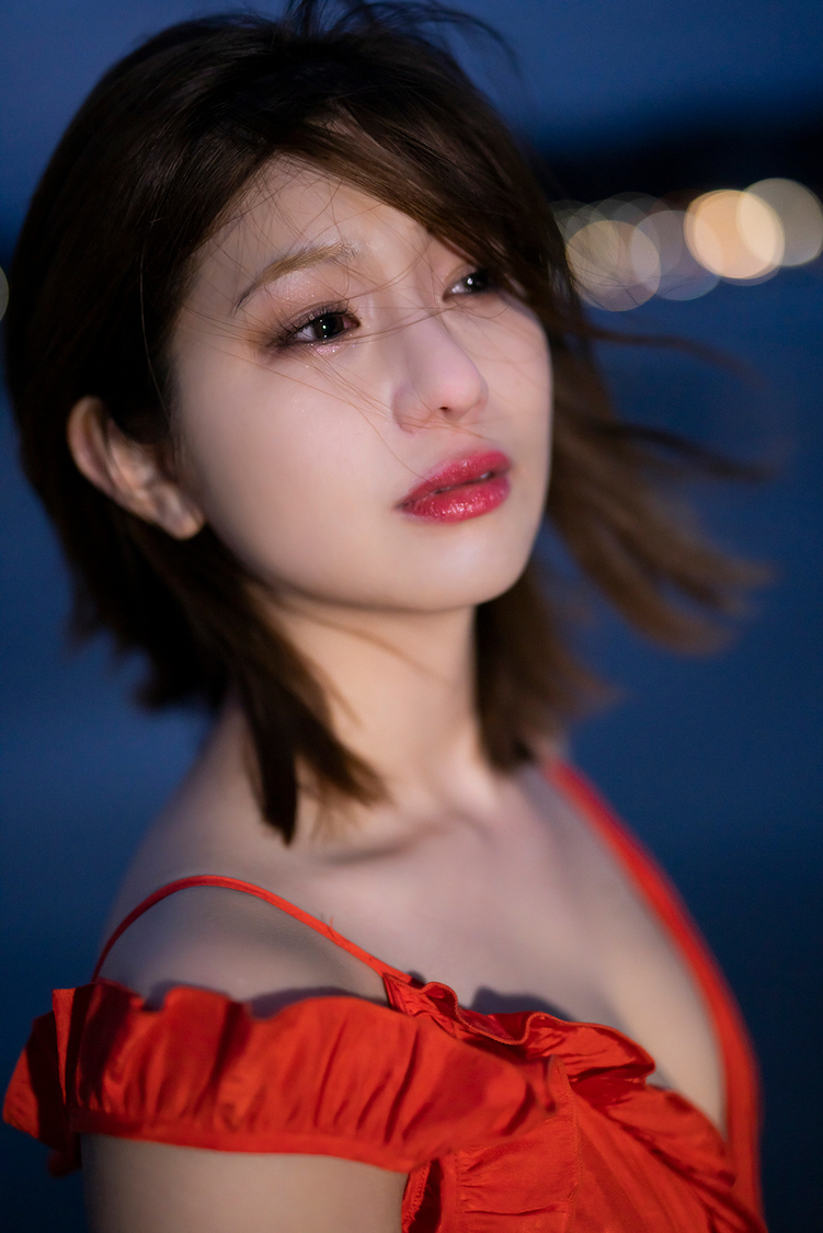 『谷川愛梨1st写真集 愛梨』より（（C）KADOKAWA（C）Showtitle　撮影：TANAKA TOMOHISA）