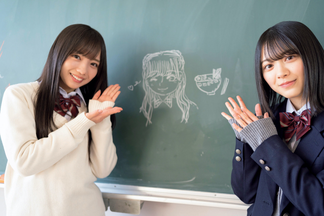 撮影の合間に齊藤京子（左）の似顔絵とラーメンの絵を描いた森田ひかる（（C）光文社『ボーダレス 公式メモリアルブック』）