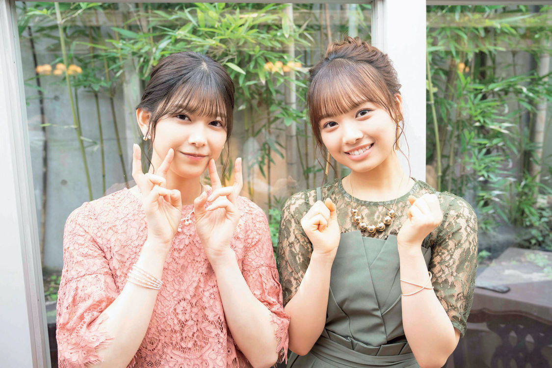 市原琴音の結婚式のシーンの休憩中。八辻芭留＆圭姉妹を演じた、渡邉理佐（櫻坂46・左）＆濱岸ひより（日向坂46）の2ショット（（C）光文社『ボーダレス 公式メモリアルブック』）