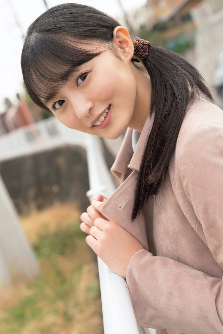 最終話の撮影の合間に笑顔でポーズ！ 松宮結樹役の遠藤さくら（乃木坂46）（（C）光文社『ボーダレス 公式メモリアルブック』）