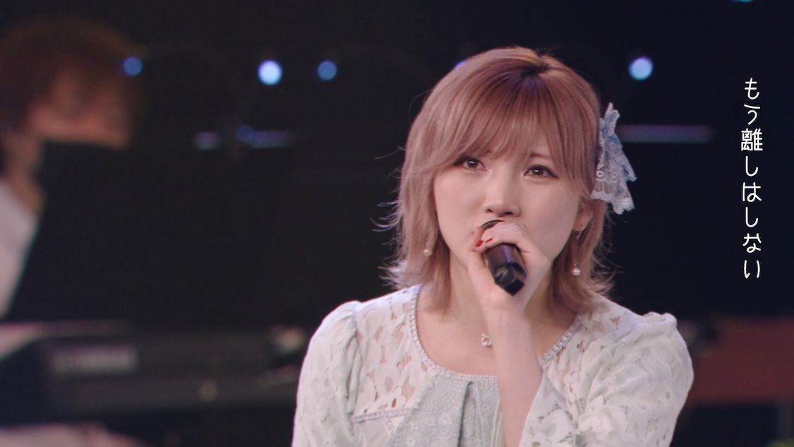 「はじまりの唄」MVより（©Zest, Inc.／KING RECORDS）