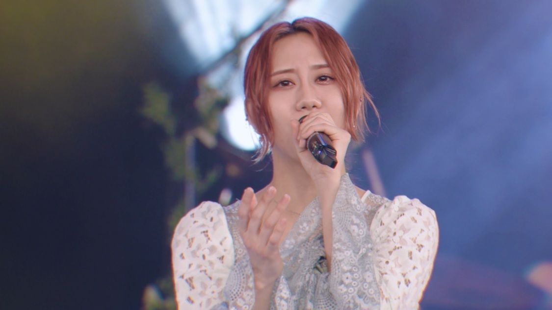 「はじまりの唄」MVより（©Zest, Inc.／KING RECORDS）