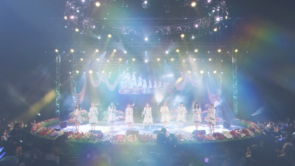 「はじまりの唄」MVより（©Zest, Inc.／KING RECORDS）