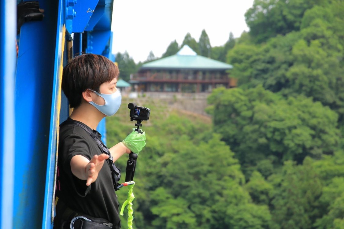 新宅マネージャー、バンジージャンプの様子