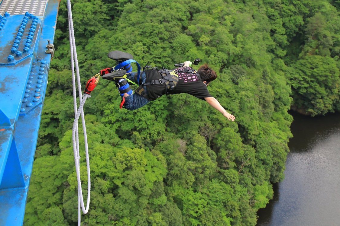 新宅マネージャー、バンジージャンプの様子