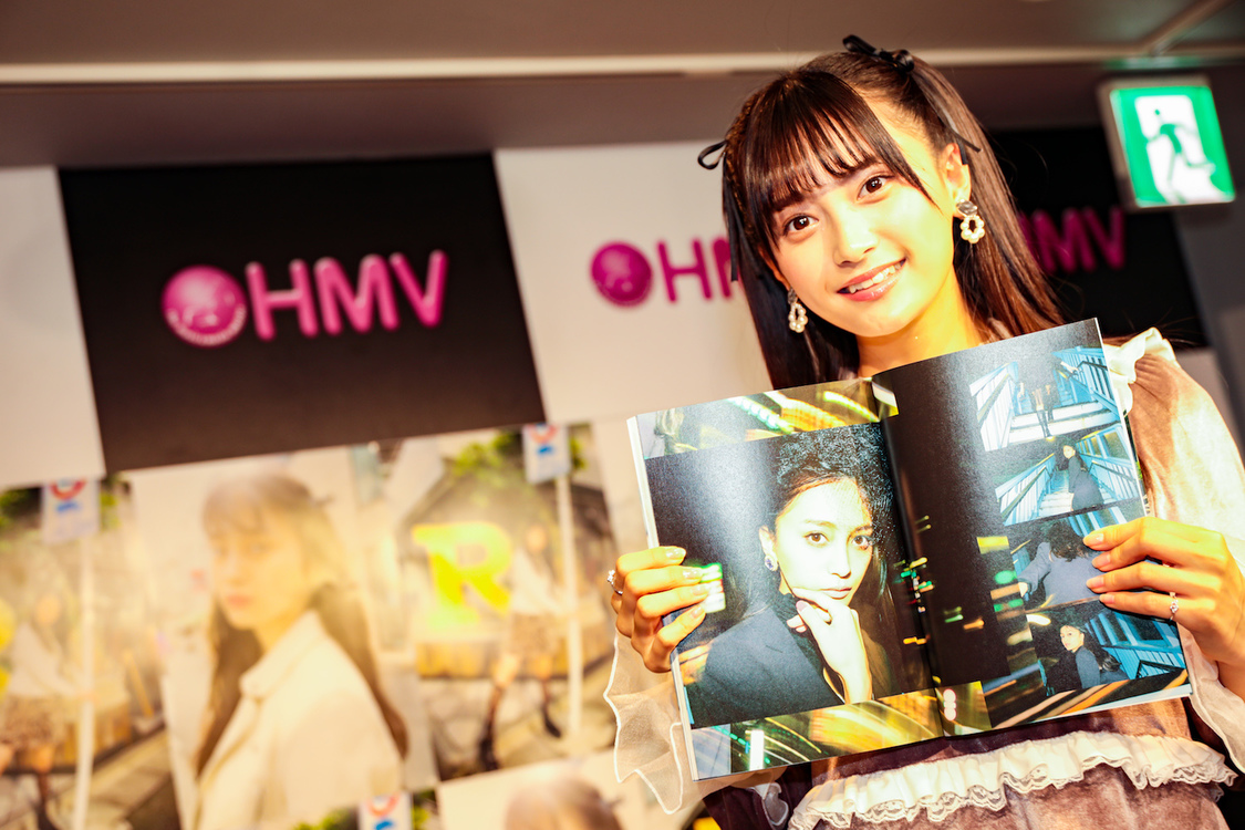 大人っぽい表情をしたカット