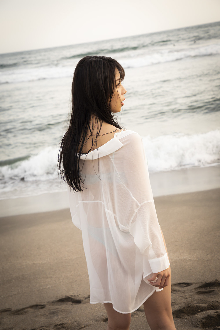 鈴木ふみ奈『Leap』より（(C)KADOKAWA 　(C) officepocket  　PHOTO／TANAKA TOMOHISA）