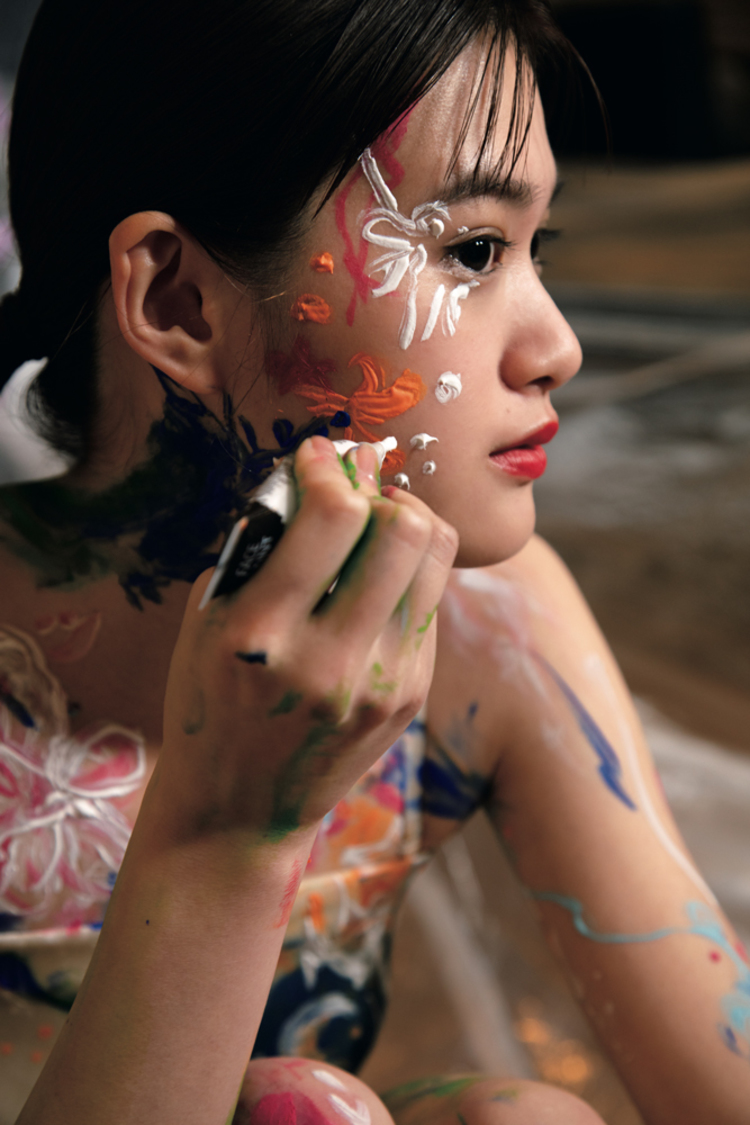 1st写真集『月刊 小西桜子　刹　写真 永瀬正敏』より