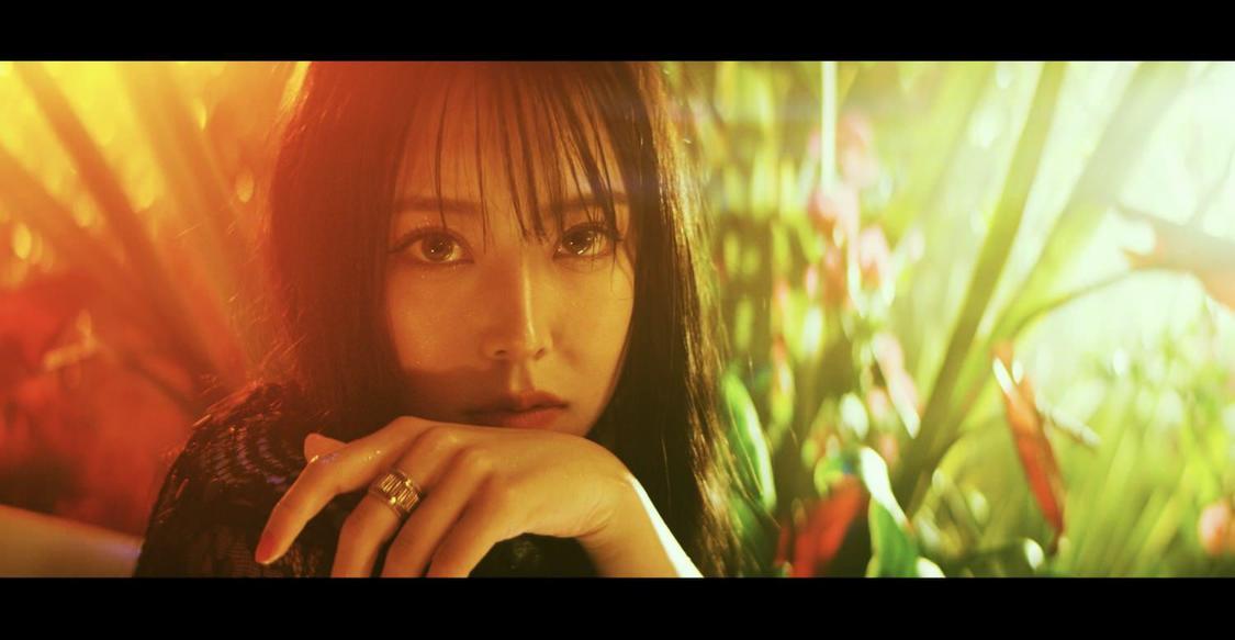 「シダレヤナギ」MVより（©laugh out loud records／よしもとミュージック）