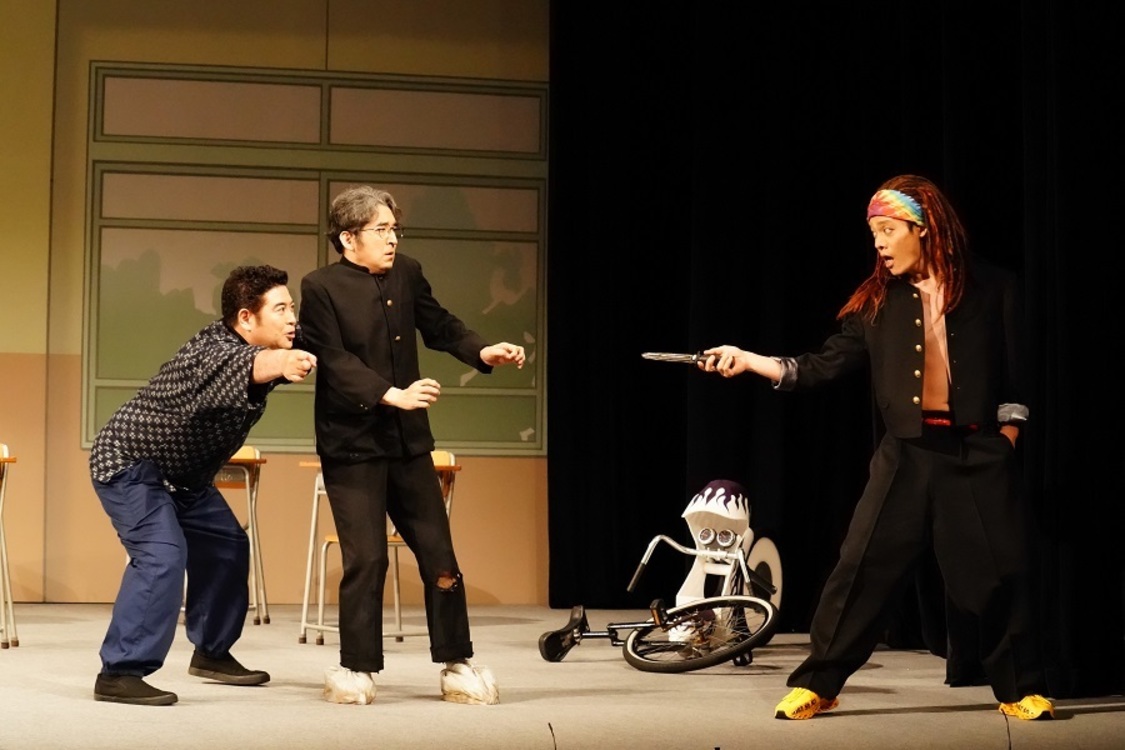 ＜3年B組皆川先生〜2.5時幻目〜＞舞台写真より