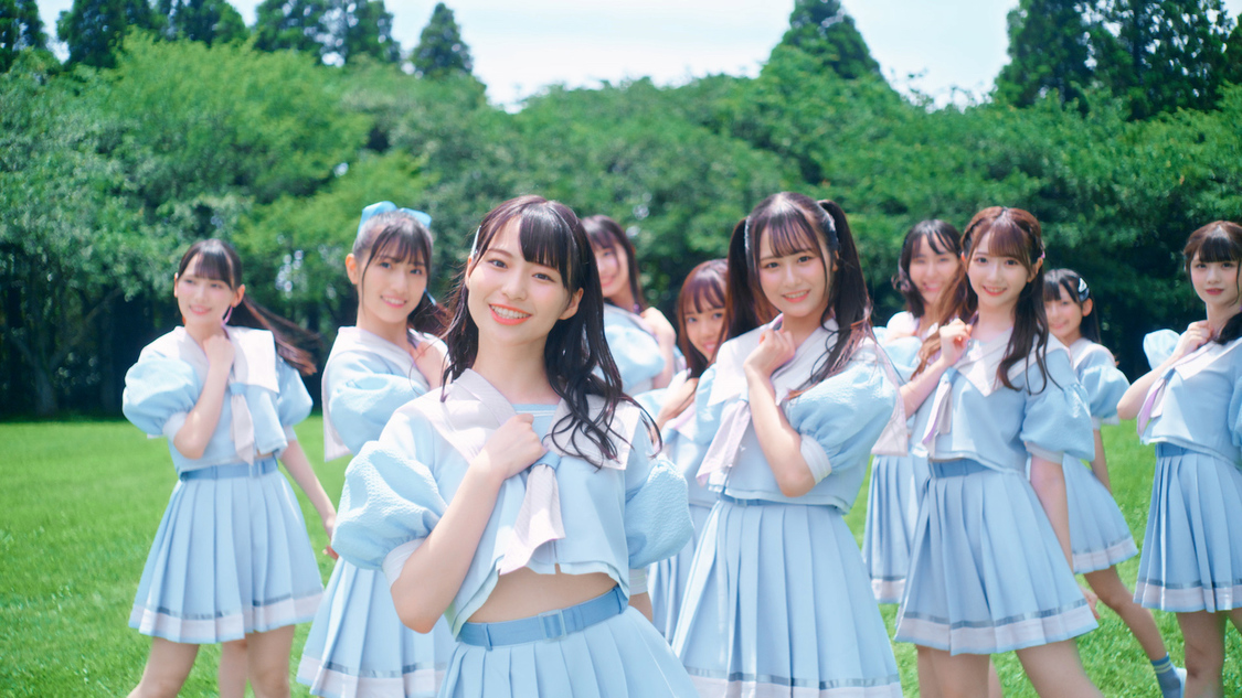 「君はこの夏、恋をする」MVより（©YOANI/KING RECORDS）