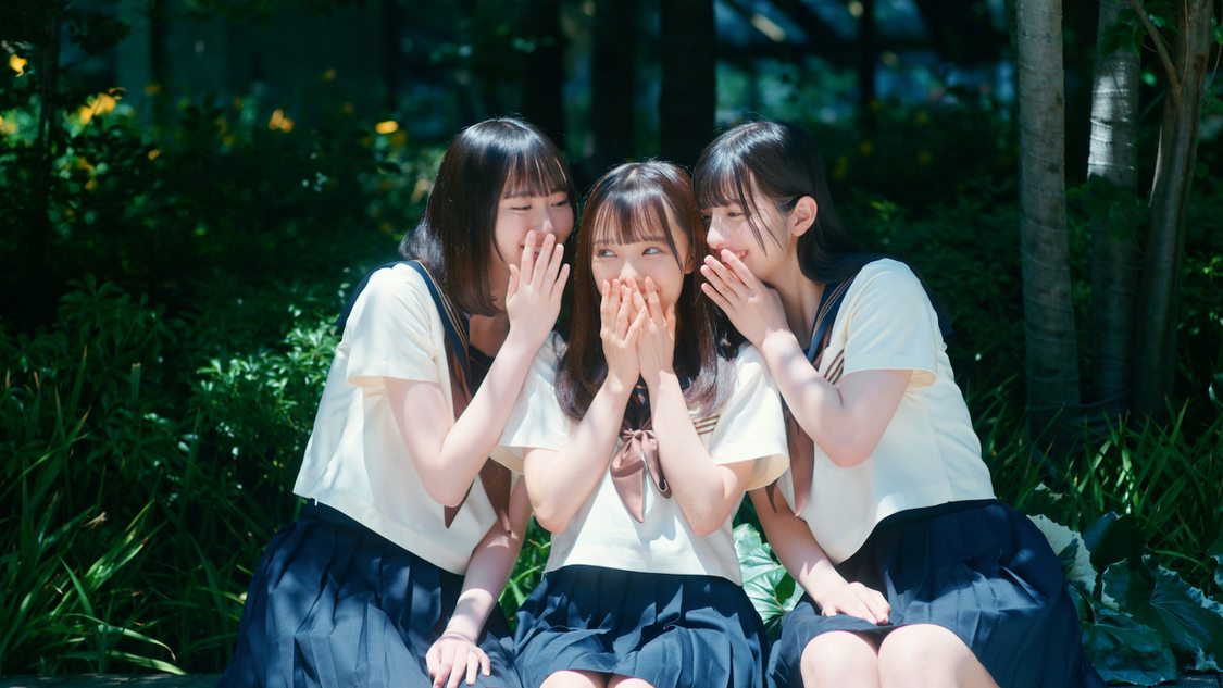 「君はこの夏、恋をする」MVより（©YOANI/KING RECORDS）