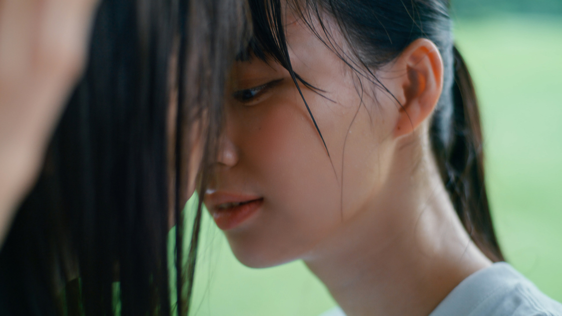 「君はこの夏、恋をする」MVより（©YOANI/KING RECORDS）