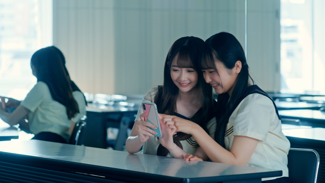 「君はこの夏、恋をする」MVより（©YOANI/KING RECORDS）