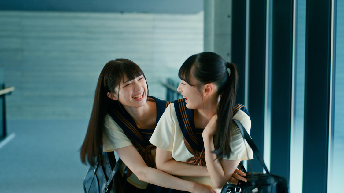 「君はこの夏、恋をする」MVより（©YOANI/KING RECORDS）