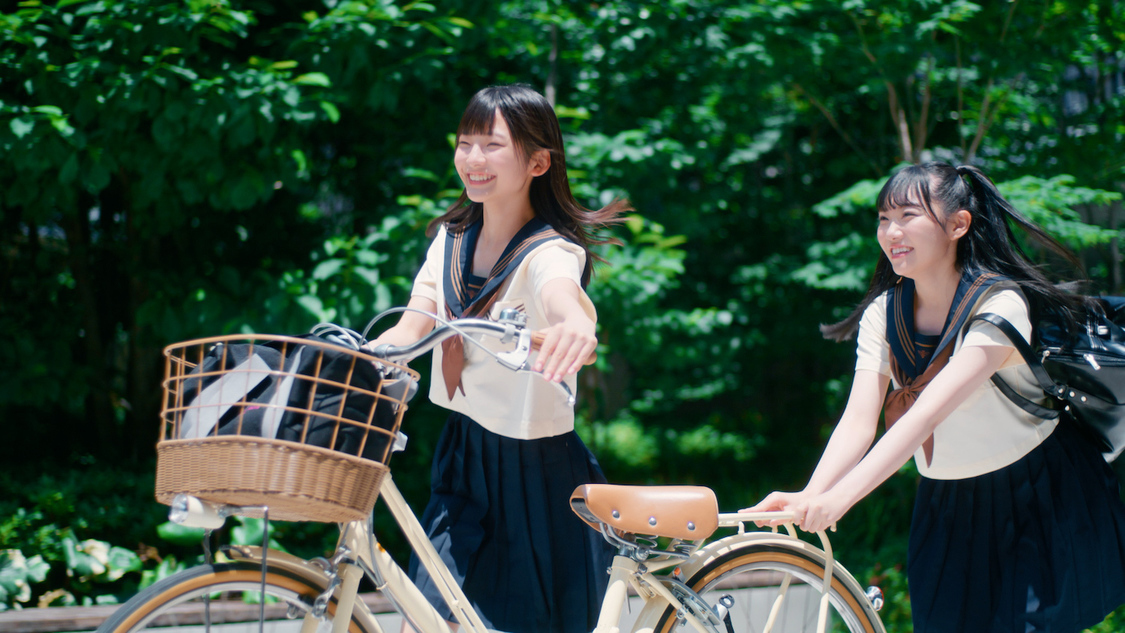 「君はこの夏、恋をする」MVより（©YOANI/KING RECORDS）