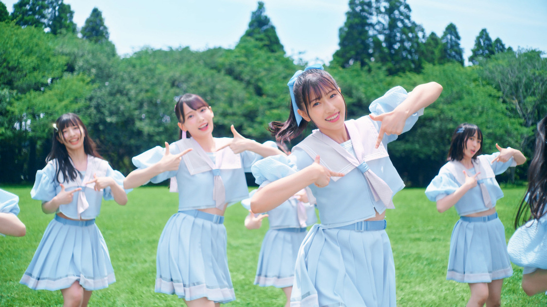 「君はこの夏、恋をする」MVより（©YOANI/KING RECORDS）