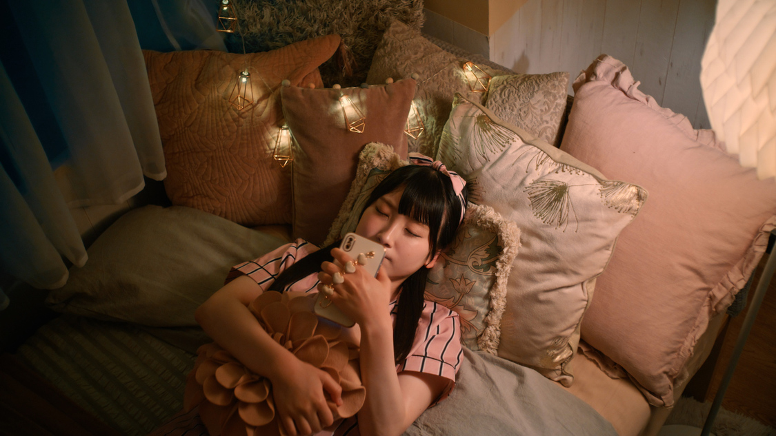 「君はこの夏、恋をする」MVより（©YOANI/KING RECORDS）