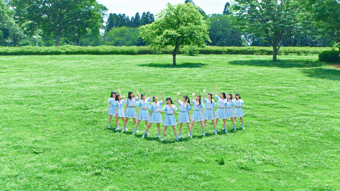 「君はこの夏、恋をする」MVより（©YOANI/KING RECORDS）