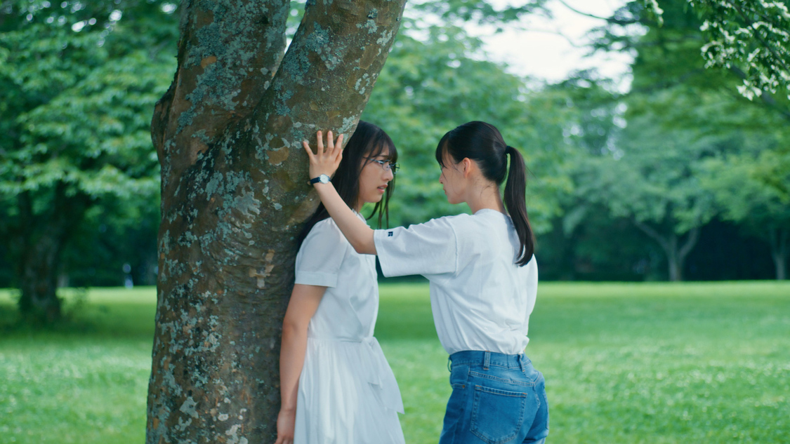 「君はこの夏、恋をする」MVより（©YOANI/KING RECORDS）