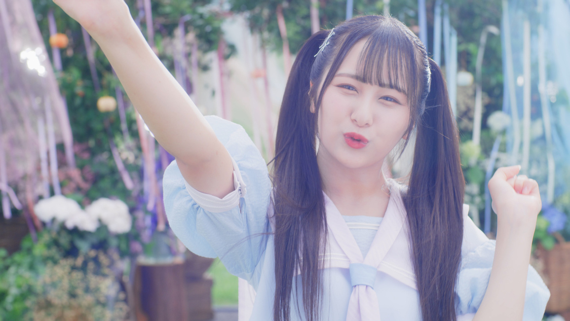 「君はこの夏、恋をする」MVより（©YOANI/KING RECORDS）