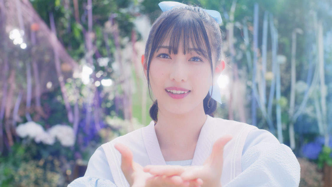 「君はこの夏、恋をする」MVより（©YOANI/KING RECORDS）