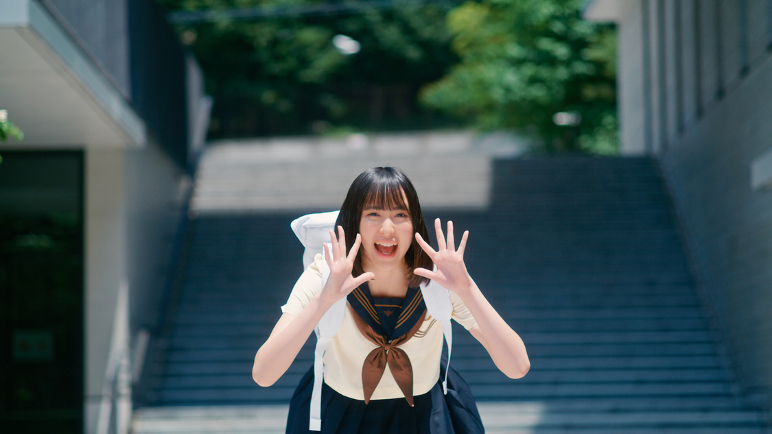 「君はこの夏、恋をする」MVより（©YOANI/KING RECORDS）